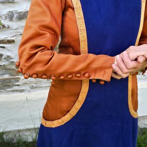 LESSER NOBLEWOMAN / WEALTHIER TOWNSWOMAN - Set of Medieval Clothing, 2nd Half of the 14th Century