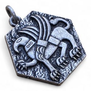 Prague Griffin, pendant