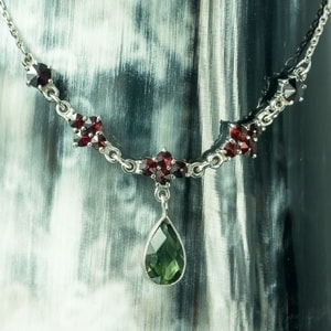 ROSALIA, CZECH MOLDAVITE, GARNET, SILVER NECKLACE - MOLDAVITES, CZECH{% if kategorie.adresa_nazvy[0] != zbozi.kategorie.nazev %} - SILVER JEWELLERY{% endif %}