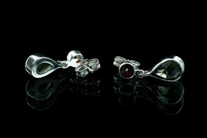 PETRONIA, SILVER EARRINGS, MOLDAVITE, GARNET - MOLDAVITES, CZECH{% if kategorie.adresa_nazvy[0] != zbozi.kategorie.nazev %} - SILVER JEWELLERY{% endif %}