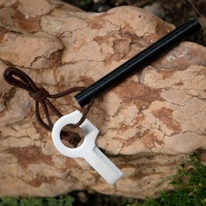 FIRESTEEL S WITH A SCRAPER AND LANYARD - BUSHCRAFT{% if kategorie.adresa_nazvy[0] != zbozi.kategorie.nazev %} - BUSHCRAFT, LIVING HISTORY, CRAFTS{% endif %}