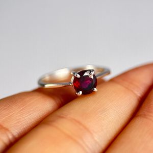 OCULAR, sterling silver ring with garnet