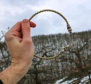 HUGINN AND MUNINN, VIKING TORC, BRASS - FORGED JEWELRY, TORCS, BRACELETS{% if kategorie.adresa_nazvy[0] != zbozi.kategorie.nazev %} - JEWELLERY - BRONZE, ZINC{% endif %}