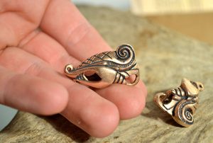 JELLINGE DRAGON JEWELRY JEWELLERY - HISTORISCHEN REPLIKEN AUS BRONZE{% if kategorie.adresa_nazvy[0] != zbozi.kategorie.nazev %} - SCHMUCKSTÜCKE{% endif %}