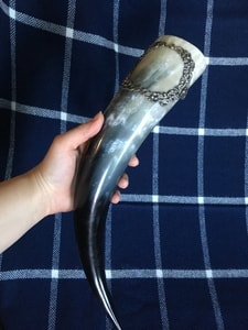 CUSTOM ENGRAVED HORN, TIN FRAME - DRINKING HORNS{% if kategorie.adresa_nazvy[0] != zbozi.kategorie.nazev %} - HORN PRODUCTS{% endif %}