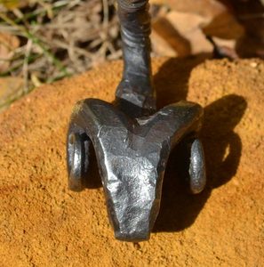 RAM'S HEAD, HAND-FORGED IRON CELTIC TORQUES - FORGED PRODUCTS{% if kategorie.adresa_nazvy[0] != zbozi.kategorie.nazev %} - SMITHY WORKS, COINS{% endif %}