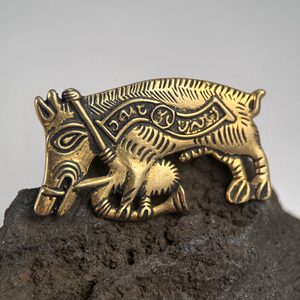 cochon cornemuseur - Broche médiévale en bronze