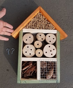 INSECT HOTEL - HOLZFIGUREN{% if kategorie.adresa_nazvy[0] != zbozi.kategorie.nazev %} - HOLZPRODUKTE{% endif %}