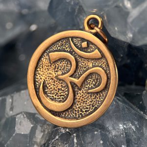 OM, pendentif bronze