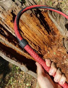 BRAIDED LEATHER COW WHIP, RED - BLACK - KEYCHAINS, WHIPS, OTHER{% if kategorie.adresa_nazvy[0] != zbozi.kategorie.nazev %} - LEATHER PRODUCTS{% endif %}