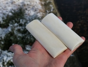 WHITE BONE SCALES WITH PUTTY 35 X 120 X 12 MM - MATÉRIEL POUR POIGNÉES DE COUTEAU{% if kategorie.adresa_nazvy[0] != zbozi.kategorie.nazev %} - BUSHCRAFT, RECONSTITUTION, ACCESSOIRE{% endif %}