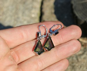 RHONDA, SILVER EARRINGS, MOLDAVITE, GARNET - MOLDAVITES, CZECH{% if kategorie.adresa_nazvy[0] != zbozi.kategorie.nazev %} - SILVER JEWELLERY{% endif %}