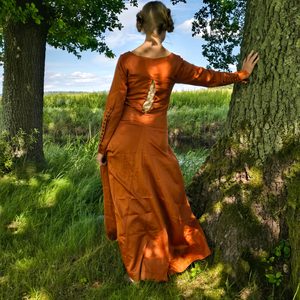 WOMEN'S DRESS - LESSER NOBLEWOMAN / WEALTHIER TOWNSWOMAN, 2nd Half of the 14th Century
