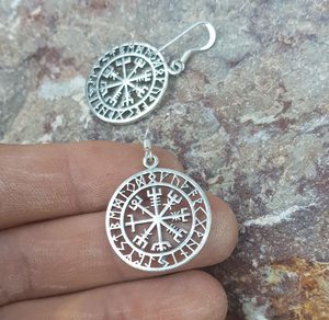 VEGVISIR, BOUCLES D'OREILLES, ARGENT - BOUCLES D'OREILLES - BIJOUX HISTORIQUE{% if kategorie.adresa_nazvy[0] != zbozi.kategorie.nazev %} - BIJOUX EN ARGENT{% endif %}