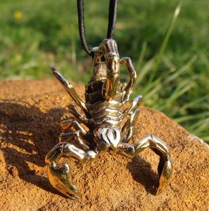 SCORPION, massives Halsamulett, Bronze