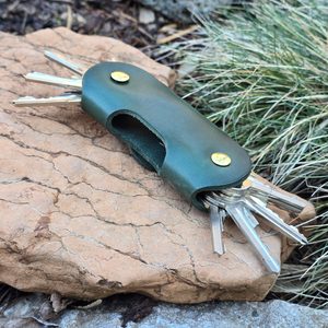 LEATHER KEYCHAIN WITH SCREWS, GREEN - KEYCHAINS, WHIPS, OTHER{% if kategorie.adresa_nazvy[0] != zbozi.kategorie.nazev %} - LEATHER PRODUCTS{% endif %}