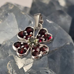 Cloverleaf pendant with moldavite and garnets, 925 silver
