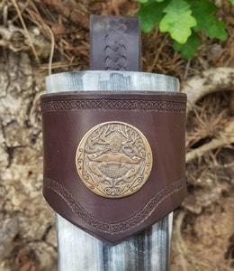 CERNUNNOS, LEATHER DRINKING HORN HOLDER, BROWN - DRINKING HORNS{% if kategorie.adresa_nazvy[0] != zbozi.kategorie.nazev %} - HORN PRODUCTS{% endif %}