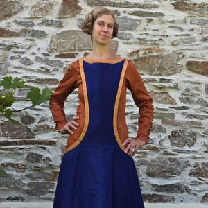SLEEVELESS OVERGOWN - LESSER NOBLEWOMAN / WEALTHIER TOWNSWOMAN, Surcotte, 2nd Half of the 14th Century
