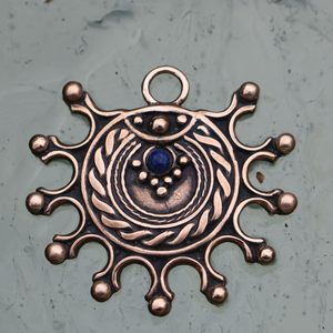 DEVANA, AMULETTE SOLAIRE SLAVE, BRONZE LAPIS - OBJETS EN BRONZE{% if kategorie.adresa_nazvy[0] != zbozi.kategorie.nazev %} - BIJOUTERIE{% endif %}