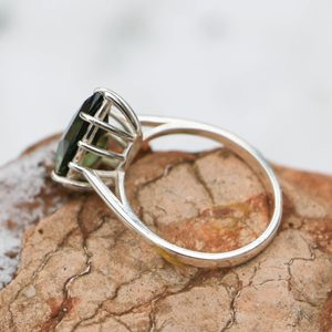 GABRETA, BAGUE DE LUXE EN ARGENT AVEC MOLDAVITE TCHÈQUE - BIJOUX À MOLDAVITES TCHÈQUES{% if kategorie.adresa_nazvy[0] != zbozi.kategorie.nazev %} - BIJOUX EN ARGENT{% endif %}