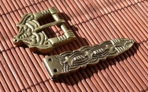 BORRE, NORWAY - VIKING BELT BUCKLE AND STRAP END, TIN - BOUCLES DE CEINTURE ET RIVETS DÉCORATIFS{% if kategorie.adresa_nazvy[0] != zbozi.kategorie.nazev %} - CUIR : PRODUITS ET OUTILS{% endif %}