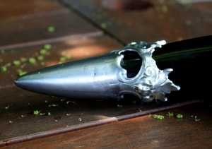 LE MASCARON, UNE CORNE À BOIRE CLINQUANTE AVEC DES HOMMES VERTS