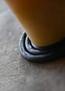 Geschmiedeter mittelalterlicher Kerzenleuchter