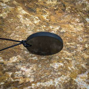 SHUNGITE, PENDANT - ROUND NECKLACE - SHUNGITE - JEWELRY, PYRAMIDS{% if kategorie.adresa_nazvy[0] != zbozi.kategorie.nazev %} - MOLDAVITES, MINERALS, FOSSILS{% endif %}