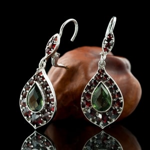 BRANKA, SILVER EARRINGS, MOLDAVITE, GARNET - MOLDAVITES, CZECH{% if kategorie.adresa_nazvy[0] != zbozi.kategorie.nazev %} - SILVER JEWELLERY{% endif %}