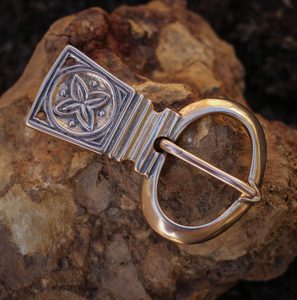 Boucle de ceinture médiévale, XIV. - XV. siècle, bronze