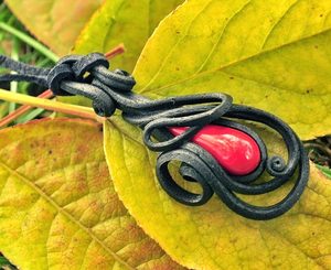 BLOODY MARY, RED GLASS PENDANT - FANTASY JEWELS{% if kategorie.adresa_nazvy[0] != zbozi.kategorie.nazev %} - JEWELLERY - BRONZE, ZINC{% endif %}