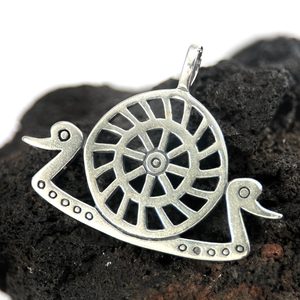 PENSEUR AVEC SOLEIL, Âge du bronze, pendentif en argent