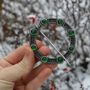 NORICA, grande boucle de cape médiévale avec verre