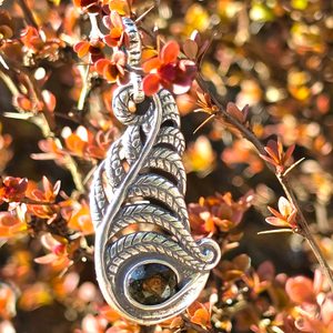 Pendentif en argent avec moldavite, motif fougère, Ag 925