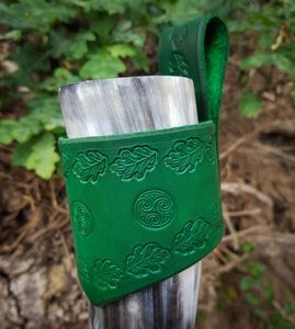 LEAF, LEATHER DRINKING HORN HOLDER, GREEN - TRINKHÖRNER{% if kategorie.adresa_nazvy[0] != zbozi.kategorie.nazev %} - HORNPRODUKTE{% endif %}