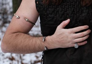 FENRIR WOLF ARM RING BRASS - VIKING, SLAVIC, CELTIC BRACELETS - BRONZE AND BRASS{% if kategorie.adresa_nazvy[0] != zbozi.kategorie.nazev %} - JEWELLERY - BRONZE, ZINC{% endif %}