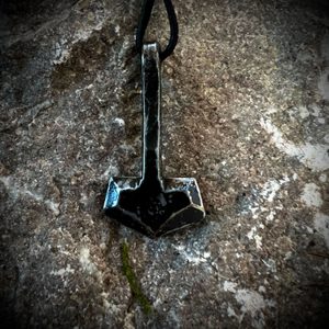 HELVEGEN, HAND FORGED THOR'S HAMMER - INSPIRATION NORDIQUE ET VIKING{% if kategorie.adresa_nazvy[0] != zbozi.kategorie.nazev %} - BIJOUTERIE{% endif %}