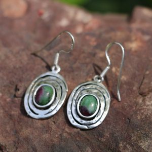 FOREST WELL, STERLING SILVER EARRINGS, RUBY AND ZOISITE - BOUCLES D'OREILLES - BIJOUX HISTORIQUE{% if kategorie.adresa_nazvy[0] != zbozi.kategorie.nazev %} - BIJOUX EN ARGENT{% endif %}