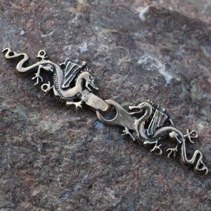 BRONZE CLOAK WITH DRAGON MOTIF - COSTUME BROOCHES, FIBULAE{% if kategorie.adresa_nazvy[0] != zbozi.kategorie.nazev %} - JEWELLERY - BRONZE, ZINC{% endif %}