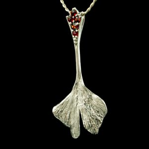 GINKGO BILOBA, PENDENTIF, GRENAT, ARGENT - BIJOUX À GRENATS{% if kategorie.adresa_nazvy[0] != zbozi.kategorie.nazev %} - BIJOUX EN ARGENT{% endif %}