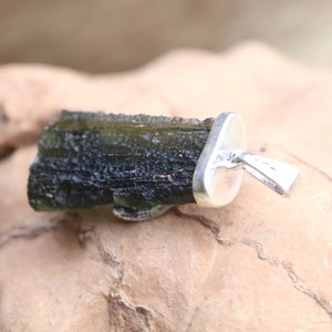 ROOTS CZECH MOLDAVITE PENDANT, SILVER - MOLDAVITE{% if kategorie.adresa_nazvy[0] != zbozi.kategorie.nazev %} - SILBER SCHMUCKSTÜCKE{% endif %}