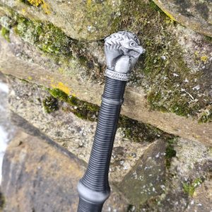 Épée d’argent du loup de Geralt, réplique en mousse