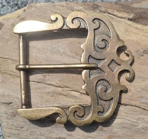 HISTORICAL BUCKLE FOR BELTS, BRASS COLOUR - BOUCLES DE CEINTURE ET RIVETS DÉCORATIFS{% if kategorie.adresa_nazvy[0] != zbozi.kategorie.nazev %} - CUIR : PRODUITS ET OUTILS{% endif %}