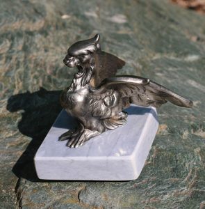 GRIFFIN ON A STONE PEDESTAL, TIN - PEWTER FIGURES{% if kategorie.adresa_nazvy[0] != zbozi.kategorie.nazev %} - PAGAN DECORATIONS{% endif %}