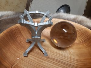 BOULE DE CRISTAL AVEC UN STAND - OUTILS MAGIQUES{% if kategorie.adresa_nazvy[0] != zbozi.kategorie.nazev %} - MAGIE{% endif %}