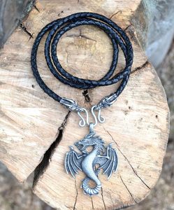 PENDRAGON, PENDENTIF DRAGON, BOLO EN CUIR - INSPIRATION CELTIQUE{% if kategorie.adresa_nazvy[0] != zbozi.kategorie.nazev %} - BIJOUTERIE{% endif %}