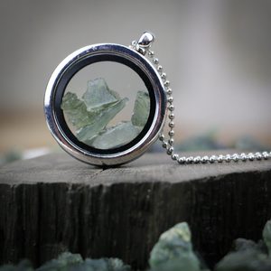 MOLDAVITE STEEL FLOATING LOCKET, ORIGINAL FROM THE CZECH REPUBLIC - BIJOUX À MOLDAVITES TCHÈQUES{% if kategorie.adresa_nazvy[0] != zbozi.kategorie.nazev %} - BIJOUX EN ARGENT{% endif %}