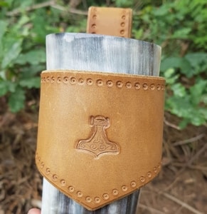 THOR'S HAMMER, LEATHER DRINKING HORN HOLDER, BROWN - TRINKHÖRNER{% if kategorie.adresa_nazvy[0] != zbozi.kategorie.nazev %} - HORNPRODUKTE{% endif %}