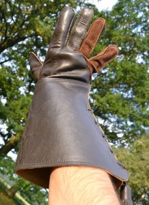 LEATHER FALCONRY GLOVE - SKLAD{% if kategorie.adresa_nazvy[0] != zbozi.kategorie.nazev %} - !NENALEZENÁ NADŘAZENÁ KATEGORIE!{% endif %}